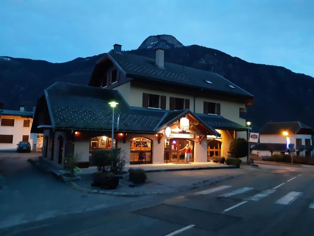 Le Grand Chatelard Hotel Bar Restaurant Sainte-Marie-de-Cuines Zewnętrze zdjęcie